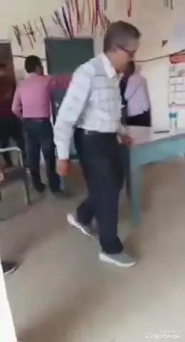 मिर्ज़ापुर: रेलवे स्टेशन पर चतुर्थ श्रेणी कर्मचारियों के साथ एईएन ने की मारपीट, वीडियो हुआ वायरल
