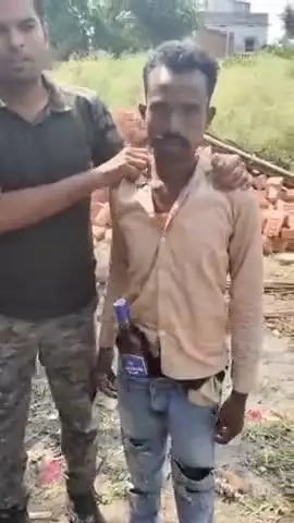 पुपरी: सुरसंड के पास मद्य निषेध थाना पुपरी पुलिस ने एक व्यक्ति को एक बोतल अंग्रेजी शराब के साथ किया गिरफ्तार