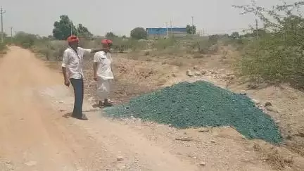 तालाब और खेतों में फेंका फैक्ट्री का केमिकल युक्त कचरा अभी तक कार्रवाई नहीं प्रशासन मौन