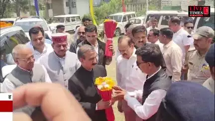 हमीरपुर में सीएम ने वन मित्रों के साथ किया संवाद, वन मित्रों ने सीएम को मार्च पास्ट की सलामी दी