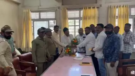 सातारा: सातारानगरपालिकेत बदली झालेल्या अधिकाऱ्यांचा निरोप स्वराज कर्मचारी संघटनेच्यावतीने समारंभ