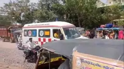ललितपुर: जिम्मेदारों की लापरवाही के चलते मवेशी बाजार कैलगवां तिराहे के पास एम्बुलेंस लगभग पौना घंटे तक जाम में फंसी रही