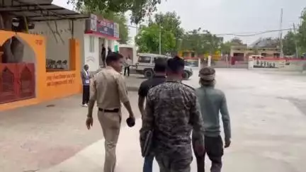 दतिया: ग्राम बरका में हथियारों से फायरिंग कर दहशत फैलाने वाले आरोपी पिता-पुत्र को पंडोखर पुलिस ने किया गिरफ्तार