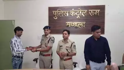 मंडला: पुलिस कंट्रोल रूम मंडला में कोतवाली पुलिस ने गुम हुए 120 मोबाइल फोन धारकों को सौंपे