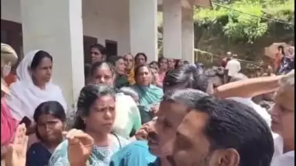 വെെത്തിരി: ധനസഹായം നൽകിയില്ല, ചൂരൽമല നിവാസികൾ വെള്ളരിമല വില്ലേജ് ഓഫീസ് ഉപരോധിച്ചു, ടി. സിദ്ദീഖ് MLA ഉദ്ഘാടനം ചെയ്തു