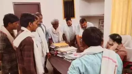 दीगोद: एबरा गांव की अधिग्रहित भूमि का मुआवजा राशि की मांग को लेकर किसानों ने दीगोद उपखंड अधिकारी को ज्ञापन दिया