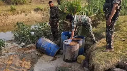 हंटरगंज: जबड़ा गांव में शराब माफिया पर पुलिस का बड़ा एक्शन, 15 अवैध शराब भट्टी ध्वस्त, 2 तस्कर गिरफ्तार