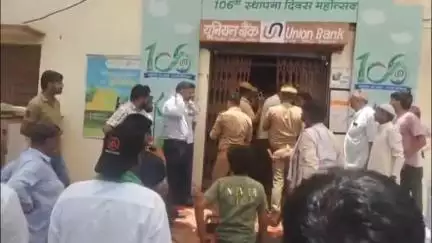 मुज़फ्फरनगर: बरला में यूनियन बैंक के मैनेजर के साथ धरने के बीच में BKU अराजनैतिक ने की बदसलूकी, वीडियो हुआ वायरल