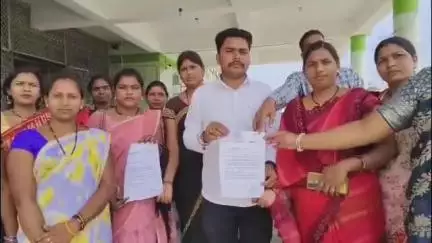 जांजगीर: जिला कलेक्ट्रेट कार्यालय जांजगीर में DM को शिक्षा व्यवस्था और महिला कर्मियों के हित में सौंपा गया ज्ञापन