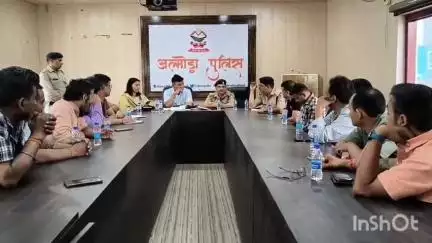 अल्मोड़ा: प्रशासन ने नगर की यातायात व्यवस्था को सुदृढ़ बनाने के लिए व्यापार मंडल और टैक्सी यूनियन पदाधिकारियों की ली बैठक
