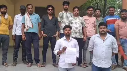 भिंड नगर: 108 एम्बुलेंस चालकों ने सीएमएचओ कार्यालय में सीएमएचओ को ज्ञापन सौंपा