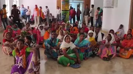 नारायणपुर: 20 साल से लंबित है सीमांकन और नामांतरण: बेलगांव के सैकड़ों ग्रामीणों ने कलेक्ट्रेट पहुंचकर उठाई पुरानी मांग #jansamasya
