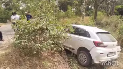 जलालपुर: सम्मनपुर थाना क्षेत्र के कठउआ पुल के समीप अनियंत्रित होकर कार सड़क किनारे खाई में गिरी, चालक बाल-बाल बचा