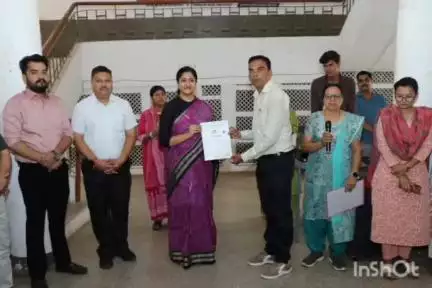 झाबुआ: झाबुआ में कलेक्टर ने दो कर्मचारियों को प्रमाण पत्र देकर 'बेस्ट एम्प्लॉय ऑफ द मंथ' से सम्मानित किया