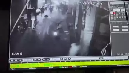 अमरोहा: अमरोहा नगर के मोहल्ला बटवाल में दो पक्षों के बीच मामूली बात पर हुई मारपीट, घटना सीसीटीवी में कैद