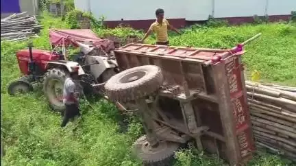 হরিহরপাড়া: নিয়ন্ত্রণ হারিয়ে হুড়মুড়িয়ে উল্টে গেল বাস বোঝাই ট্রাক্টর নয়নজলিতে  আহত বাইক আরোহী, চাঞ্চল্য এলাকায়