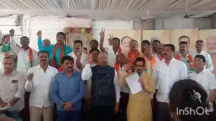 भिवापूर: भिवापूर खरेदी विक्री संस्थेत निवडून आलेल्या संचालक मंडळाचा महसुलमंत्री चंद्रशेखर बावनकुळे यांनी कोराडी येथे केला सत्कार