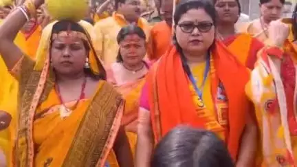 पेटरवार: बुंडू के मंदिर टोला में श्री रुद्र महायज्ञ सह शिवलिंग प्राण प्रतिष्ठा के लिए भव्य कलश यात्रा निकाली गई