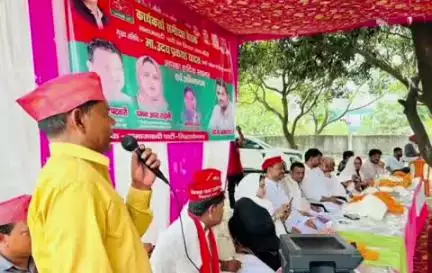 बांसी: सपा नगर कार्यालय पर कार्यकर्ता समीक्षा बैठक का आयोजन, प्रभारी पर्यवेक्षक ने विभिन्न मुद्दों पर की चर्चा