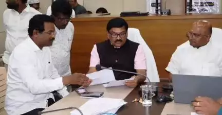 గుంటూరు: నగరపాలక సంస్థ కార్యాలయంలో ప్రజా సమస్యల పరిష్కార వేదిక: పాల్గొన్న నగర మేయర్, నగర కమిషనర్