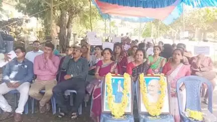 ಕಾರವಾರ: ವಿವಿಧ ಬೇಡಿಕೆಗಳಿಗೆ ಒತ್ತಾಯಿಸಿ ನಗರದ ಡಿಸಿ ಕಚೇರಿ ಬಳಿ ವಸತಿ ಶಾಲಾ ನೌಕರರ ಸಂಘದಿಂದ ಧರಣಿ