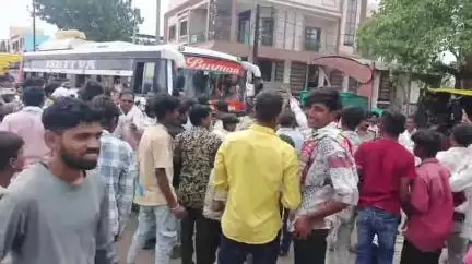 राजपुर: ग्राम लिम्बई के ग्रामीण वन परिक्षेत्र कार्यालय राजपुर पहुंचे, स्टेट हाइवे पर लगाया जाम