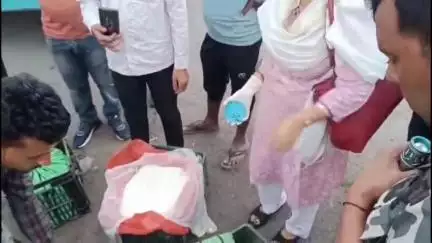 रामगढ़: रामगढ़ टोल प्लाजा पर खाद्य विभाग ने छापेमारी कर बस से अवैध पनीर व खोवा किया ज़ब्त