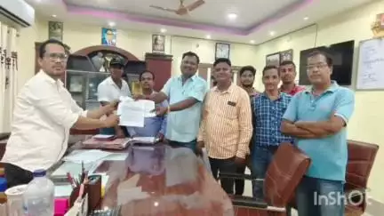 ପୋଲସରା: ଗାଁ ସାଥିଙ୍କ ସମସ୍ୟା ସମ୍ପର୍କରେ ପୋଲସରା ବ୍ଲକ କାର୍ଯ୍ୟାଳୟରେ ବିଡ଼ିଓଙ୍କୁ ଦାବିପତ୍ର ପ୍ରଦାନ