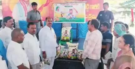 గద్వాల్: పట్టణంలో రైతులకు నాణ్యమైన విత్తనాలు పంపిణీ చేసిన ఎమ్మెల్యే బండ్ల కృష్ణ మోహన్ రెడ్డి