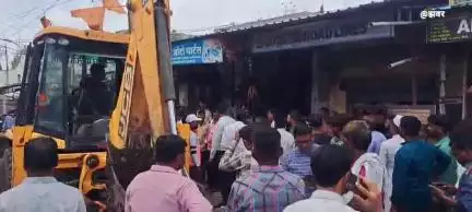 खंडवा नगर: जलेबी चौक पर नगर निगम की टीम ने शुरू की अतिक्रमण हटाने की कार्रवाई, व्यापारियों की उपायुक्त से हुई बहस