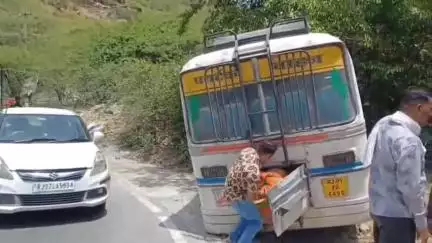 पुष्कर: पुष्कर घाटी में चलती बस का टायर फटने पर ड्राइवर ने सवारियों की बचाई जान, बड़ा हादसा टला
