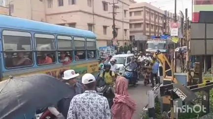 বারাসাত ১: বারাসাতে ১১ নম্বর রেলগেট ভেঙে বিপত্তি, সমস্যায় গাড়ি চালক থেকে পথ চলতি সাধারণ মানুষ #jansamasya