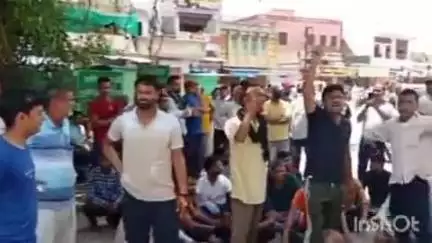 देलवाड़ा: देलवाड़ा में करंट लगने से एक व्यक्ति की हुई मौत, ग्रामीणों ने मोर्चरी के बाहर किया विरोध-प्रदर्शन