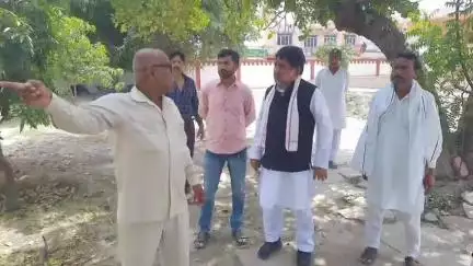रामपुर: सोमवार को शाहबाद गेट स्थित ईद गाह में चल रहे सफाई कार्य का निरीक्षण नगर पालिका अध्यक्ष पति मामून शाह खान ने किया