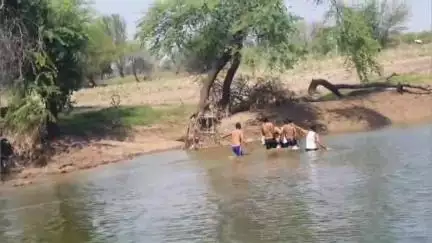 बाळापूर: हातरुण येथील मोर्णा नदीत पोहण्यासाठी गेलेल्या १४ वर्षांच्या मुलाचा बुडून मृत्यू; गावात पसरली शोककळा