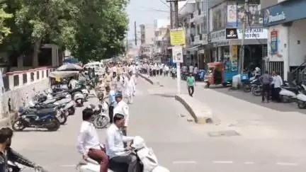 पाली: जैन आचार्य की सड़क हादसे में मौत के बाद जैन समाज के लोगों ने जिला कलेक्टर एलएन मंत्री को CM के नाम सौंपा ज्ञापन