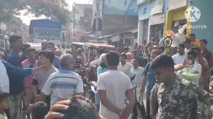 पकरीबरावां: गुलजार बाग में तीन दिनों से बिजली गुल रहने के विरोध में आक्रोशित ग्रामीणों ने नवादा-जमुई पथ जाम कर जताया विरोध