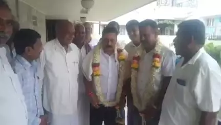 ಕೊಳ್ಳೇಗಾಲ: ತೆಳ್ಳನೂರು ಸಹಕಾರ ಸಂಘದ ನೂತನ ಅಧ್ಯಕ್ಷ 
ಪಿ. ಕೃಷ್ಣಗೆ;ಪಟ್ಟಣದಲ್ಲಿ ಮಾಜಿ ಶಾಸಕ ಆರ್ ನರೇಂದ್ರ ಸನ್ಮಾನ