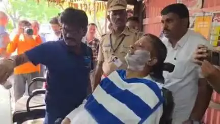 नांदेड: अन्न व औषध प्रशासन मंत्री नरहरी झिरवळ यांचा असाही साधेपणा. ताफा थांबवत इस्लापूर येथे साध्या कटिंगच्या दुकानात केली दाडी