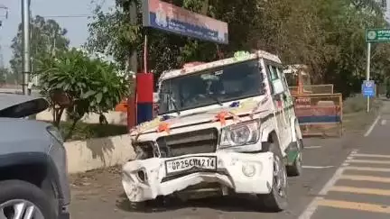 तिलहर: गर्रा पुल के पास बारात से लौट रही बोलेरो ने बाइक सवारों को मारी टक्कर, तीन युवक गंभीर रूप से घायल
