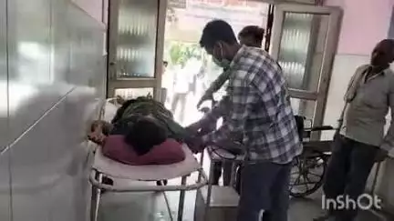 बांगरमऊ: सिरधरपुर में बिजली के तार की चपेट में आई महिला, घर में नहाकर जा रही थी अंदर, दरवाजे पर टंगे तारों से लगा करंट