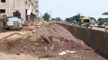 आदित्यपुर गम्हरिया: केंदुगाछ मोड़ पर AMC और JARDCL ने नाला सफाई के नाम पर मलबे से सड़क की जाम