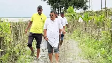 টিংখং: টিংখং ভাঙাআলি গাঁৱত বান পীড়িত অঞ্চল পৰিদৰ্শন কৰি পৰিস্থিতিৰ সন্দৰ্ভত বুজ ল‌য় মন্ত্ৰী প্ৰশান্ত ফুকনে