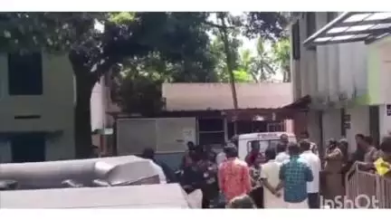 തിരുവനന്തപുരം: SFI കൊടി അഴിച്ച് മാറ്റി, വെങ്ങാനൂർ ഗവ. ഹയർസെക്കൻഡറി സ്കൂളിൽ പ്രവേശനോത്സവത്തിനിടെ സംഘർഷം