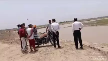 उतरौला: उपजिलाधिकारी उतरौला ने सोमवार को चन्दापुर ग्राम के पास राप्ती नदी के मुहाने पर बनाए गए बांध का किया निरीक्षण