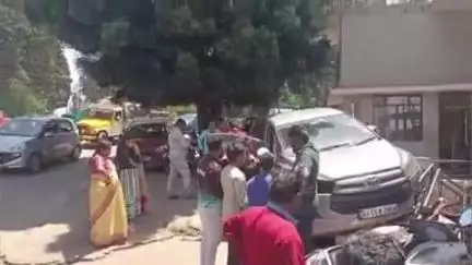 உதகமண்டலம்: மின்னல் வேகத்தில் வந்த கார் தடுமாறி, மாவட்ட ஆட்சியர் அலுலகம் செல்லும் சாலையில் 2 இருசக்கர வாகனங்கள் மீது மோதி விபத்து