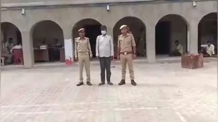 इकौना: इकौना क्षेत्र से पुलिस ने मारपीट और घर में आग लगने के मामले में एक वांछित अभियुक्त को किया गिरफ्तार
