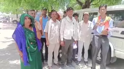 महोबा: कलेक्ट्रेट में Buds Act 2019 लागू करने की मांग को लेकर ठगी पीड़ितों ने किया धरना, सरकार पर गंभीर आरोप