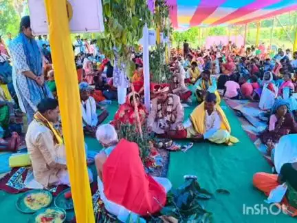 महुआडांड़: सोहरपाठ ग्राम में सामूहिक विवाह समारोह में सोमवार दोपहर 1:00 बजे 11 जोड़ों का हुआ विवाह