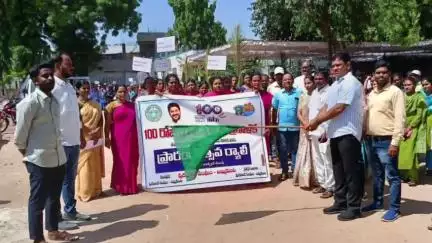 జమ్మికుంట: మున్సిపల్ కమిషనర్ ఆయాజ్ ఆధ్వర్యంలో మెప్మా పారిశుద్ధ కార్మికులతో కలిసి పురవీధుల గుండా ర్యాలీ నిర్వహించిన కార్మికులు